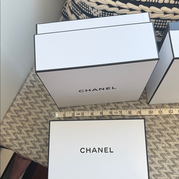 CHANEL Elegant White Box Collection - Picture 3 of 4